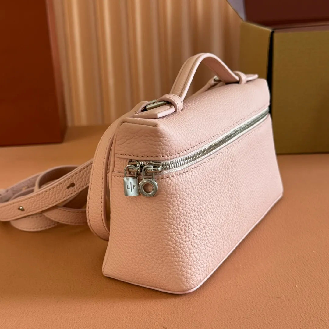 p1160💋💋💋【Original leather configuration counter complete set of packaging】 𝐋𝐨𝐫𝐨 𝐏𝐢𝐚𝐧@ Extra pocket L19 series handbag/crossbody bag, all steel, the most comfortable life is the undefined life, just like loro The material design of pian@ does not require complicated design styles. The simple and soft outline is elegant and durable, like an exquisite cosmetic case, which perfectly balances appearance and functionality. The leather is delicate and feels as soft as butter. The small bag has a large capacity. It is not only portable with a thin shoulder strap, but can also be worn cross-body. Sisters who have a special liking for minimalist style can buy it. It is simple and versatile. The simpler, the more different. Stars and Instagram celebrities are all planting it. There are two sizes of 19 cm and 27 cm. One is exquisite and casual, and the other is elegant and grand. Size: Small: length 19×width 7×height 12cm (